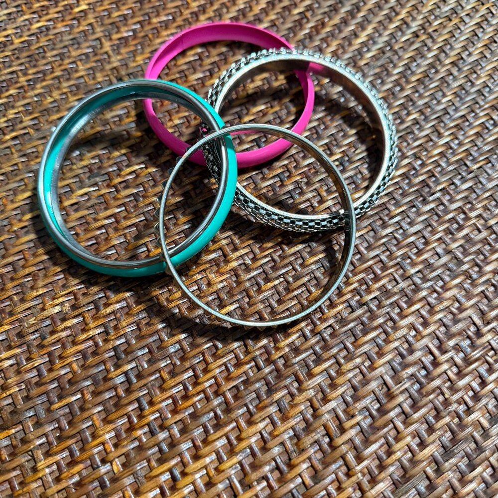 Elegant set of 4 Bangle Bracelets
